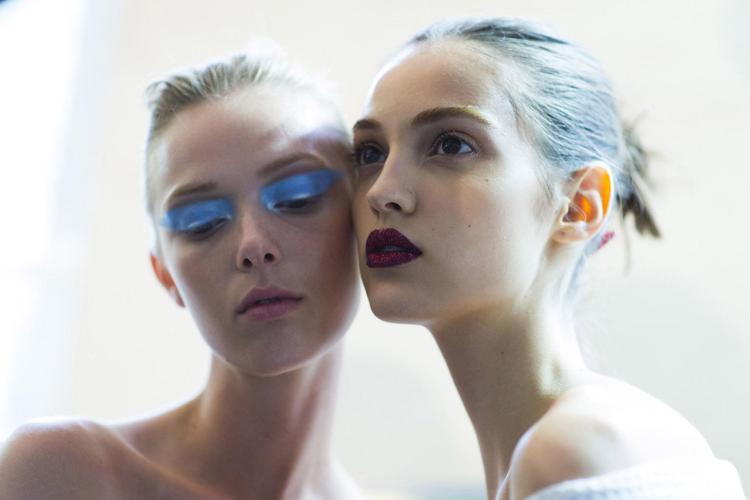 Due modelle alla sfilata di Atelier Versace con il trucco ideato dalla make up artist Pat McGrath