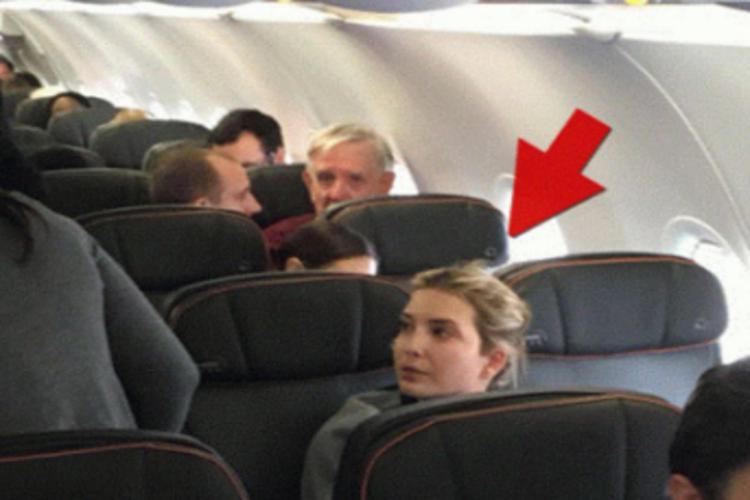 Ivanka Trump a bordo del volo JetBlue (foto Twitter)