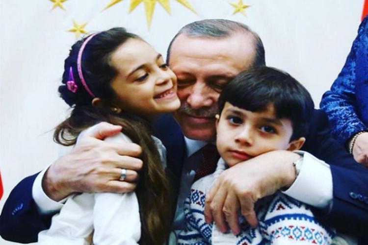 Il presidente turco Erdogan con Bana Alabed e il fratello (foto Twitter)