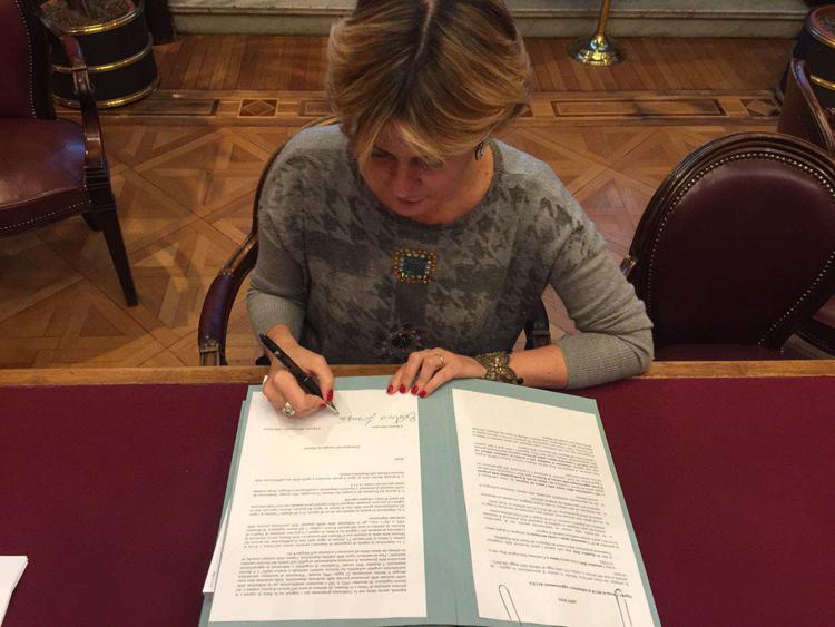 Beatrice Lorenzin firma i Nuovi Lea/foto Ministero Salute