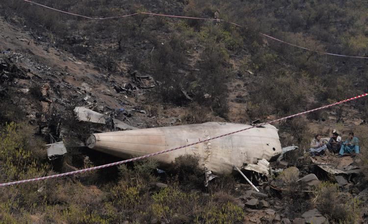 I resti del volo PK661 della Pia precipitato lo scorso 7 dicembre (AFP PHOTO) - (AFP PHOTO)