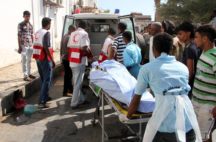 Yemen, attentato kamikaze contro soldati: 49 morti. Is rivendica