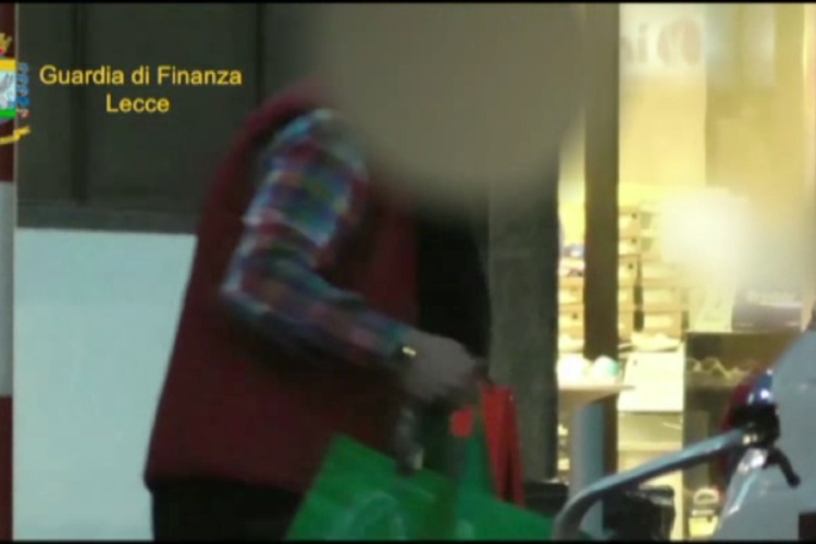 Guidava e faceva la spesa: falso invalido smascherato a Lecce /Video