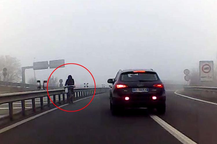 Contromano in tangenziale con la bici, incidente sfiorato nella nebbia /Video