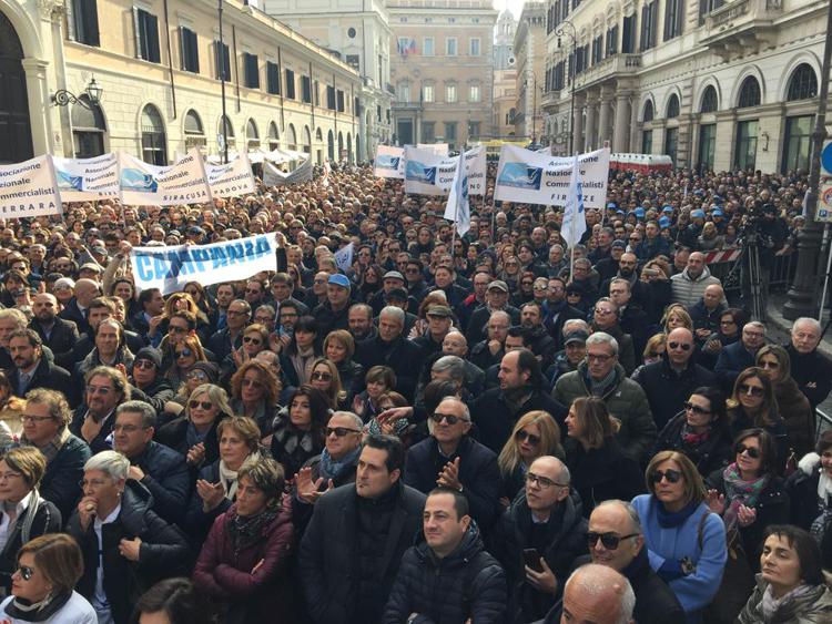 Commercialisti: in 5mila in piazza a Roma, 'no al dl fiscale'