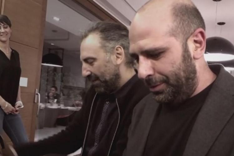 Stefano Bollani e Checco Zalone (fermo immagine dal video)