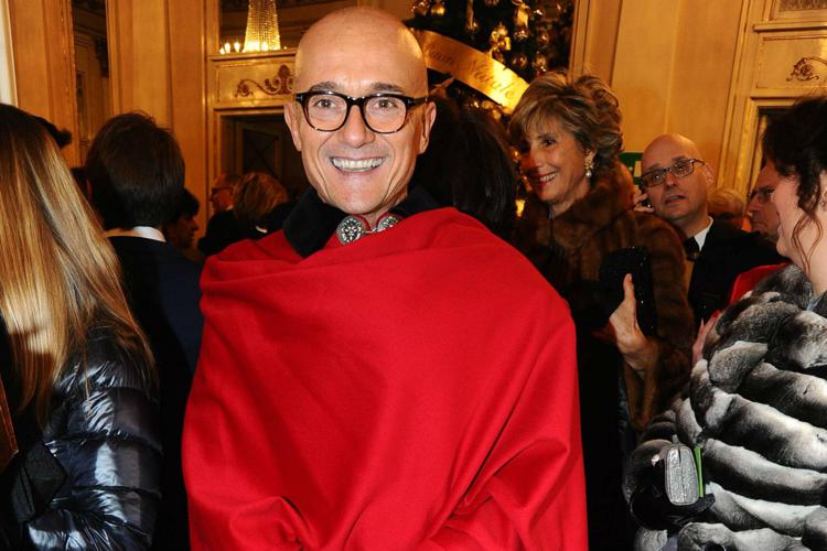 Signorini col mantello rosso e Bolle in smoking nero, tutti i look alla prima della Scala /Foto