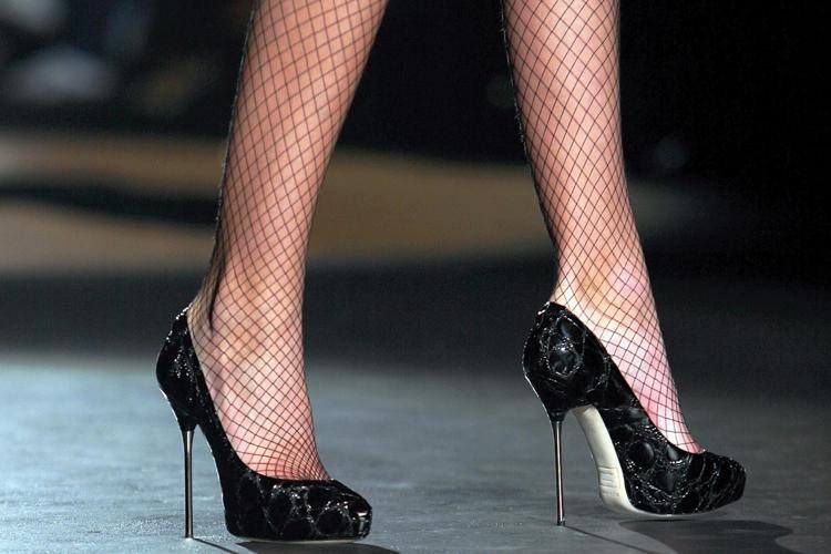 Vista diretta delle gambe femminili sottili in calze a rete - foto  d'archivio | Crushpixel