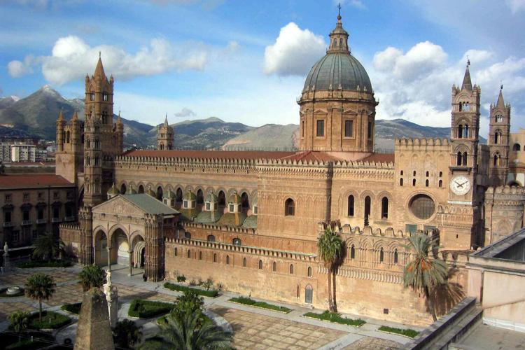 Central station in Palermo evacuated over bomb scare