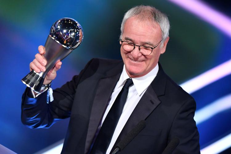 Il tecnico del Leicester City Claudio Ranieri riceve il premio 'The Best' della Fifa  - AFP
