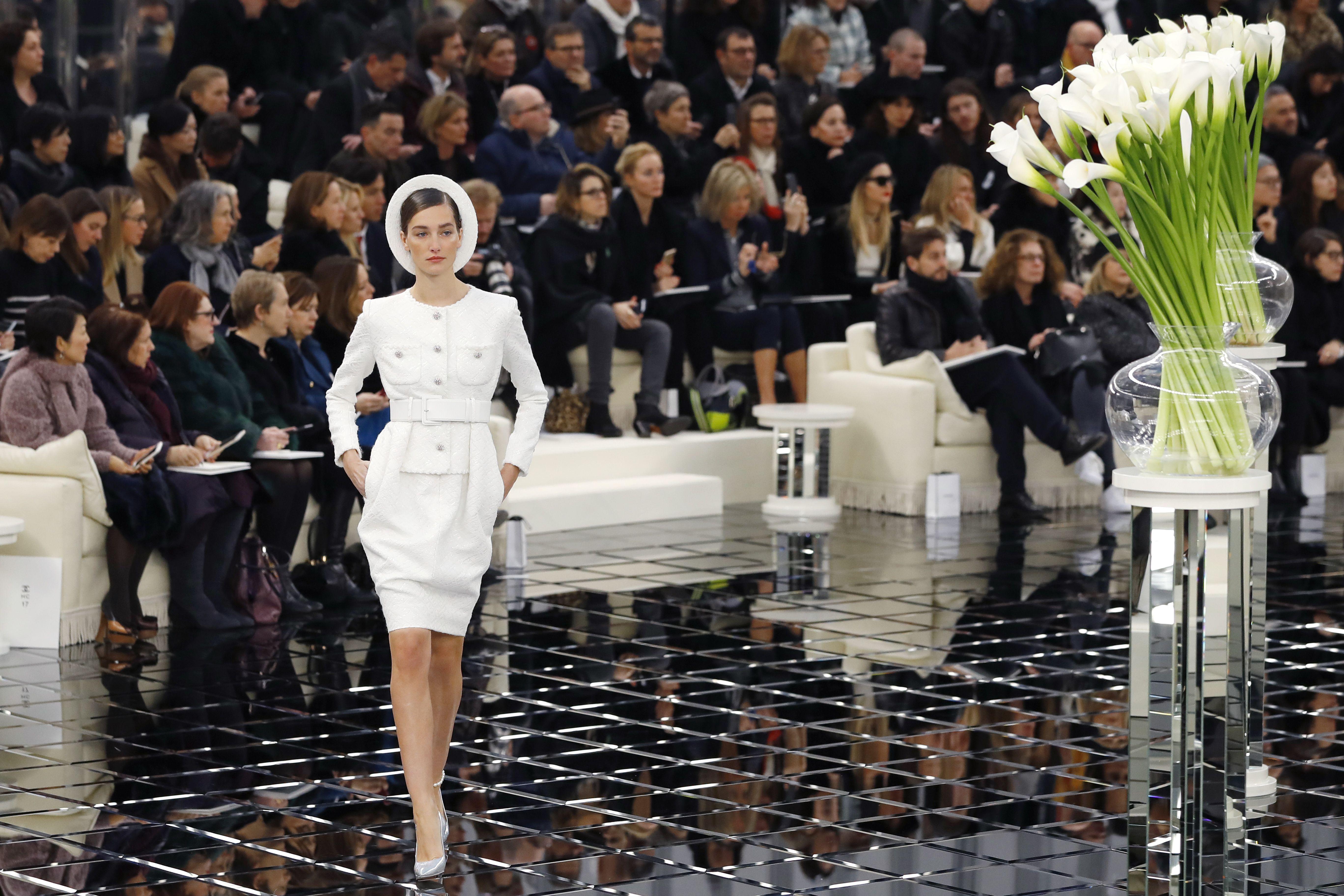 Un due pezzi bianco creato da Karl Lagerfeld per la passerella di Chanel Haute Couture (Afp)