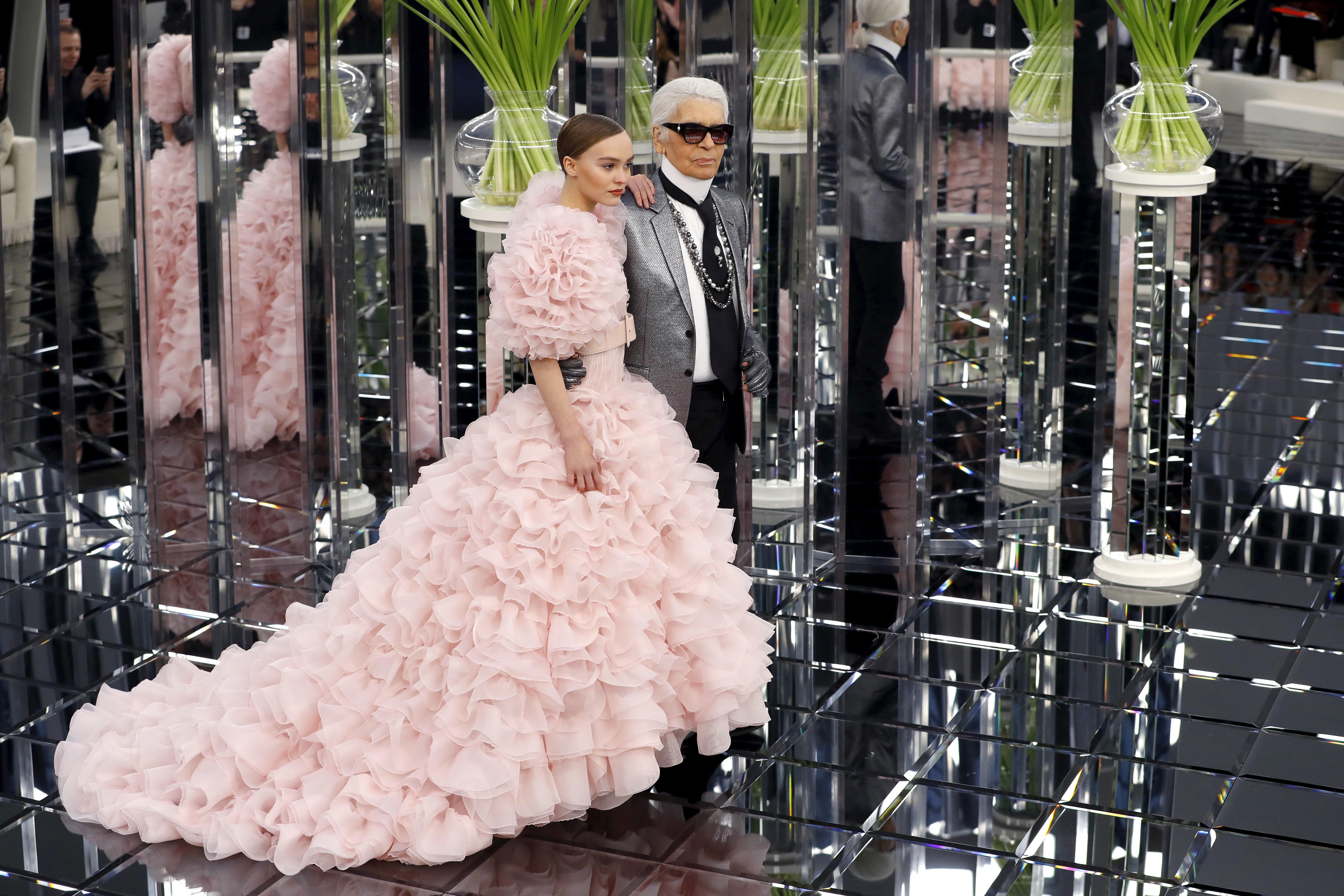 Karl Lagerfeld con Lily-Rose Melody Depp alla sfilata di Chanel Haute Couture (Afp)