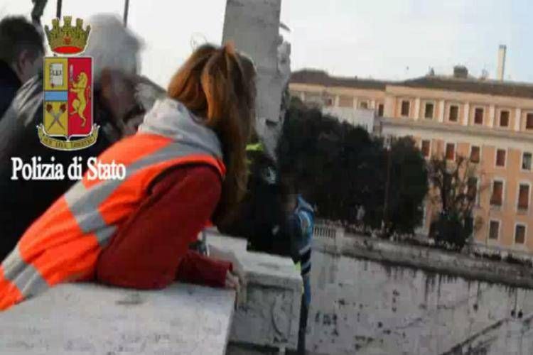 Roma: aspirante suicida salvato da polizia, voleva gettarsi da un ponte /Video