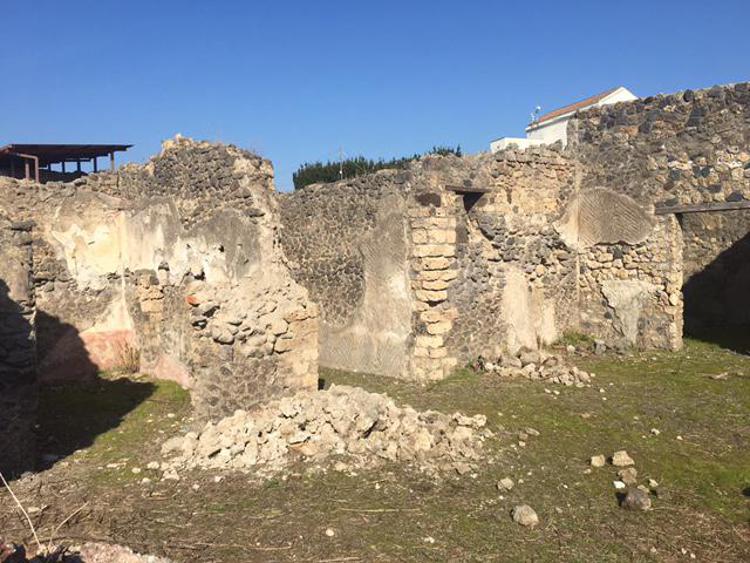 Pompei, la parete della casa del Pressorio crollata