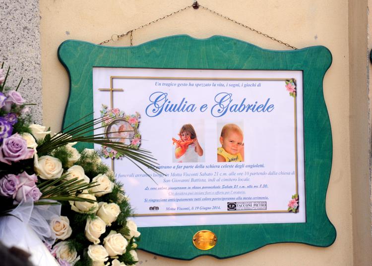 I funerali di Maria Cristina Omes e dei suoi figli nella chiesa di San Giovanni Battista a Motta Visconti (FOTOGRAMMA) - (FOTOGRAMMA)