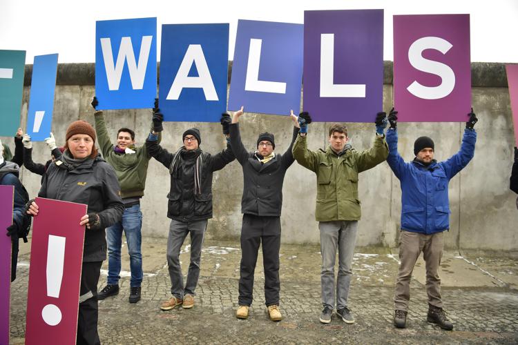 Attivisti di Greenpeace lungo il Muro di Berlino (AFP PHOTO) - (AFP PHOTO)