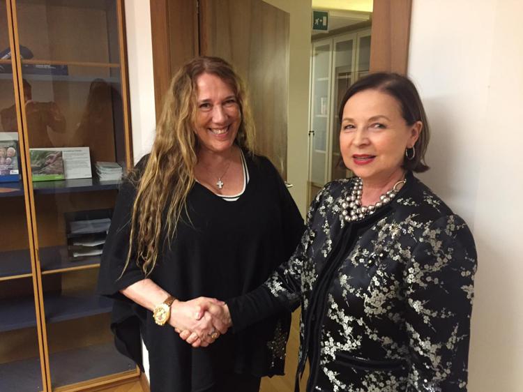 Nella foto la stretta di mano che suggella l'accordo tra Daniela Kraler (a sinistra) e Tosca Zalla, presidente cda Le Noir (a destra)