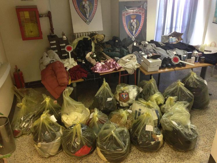 Milano: maxi sequestro 600 capi abbigliamento in via Plinio