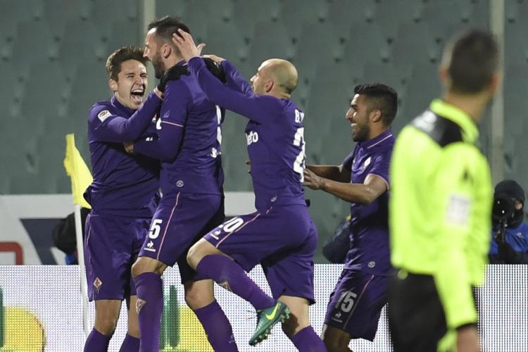 Federico Chiesa festeggia coi compagni il 2-0 della Fiorentina (foto Afp) - AFP