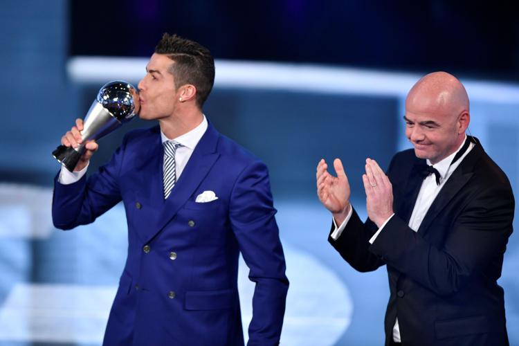 L'attaccante del Real Madrid e del Portogallo Cristiano Ronaldo bacia il trofeo 'The Best' della Fifa a Zurigo - AFP