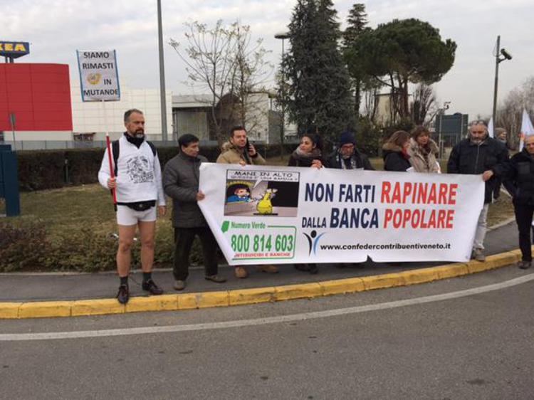 Bpvi e Veneto Banca, protesta azionisti: al gelo in mutande