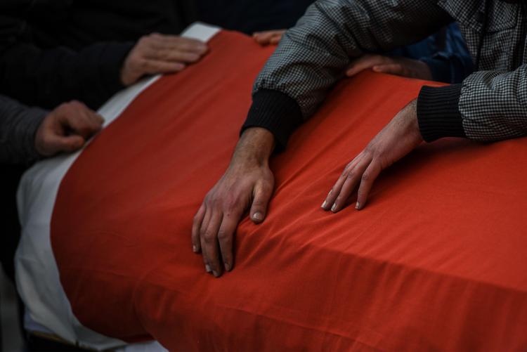 I funerali di una vittima dell'attacco terroristico a Istanbul (Afp)