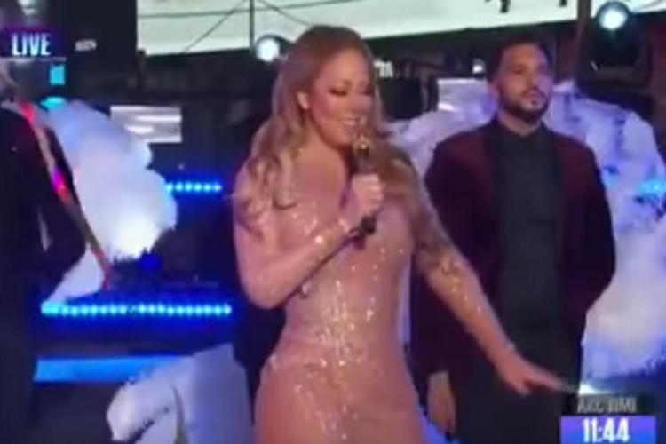 Mariah Carey sul palco a Times Square (fermo immagine dal video)