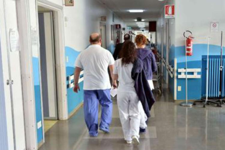 Terrore in ospedale, uccide paziente e attacca infermieri