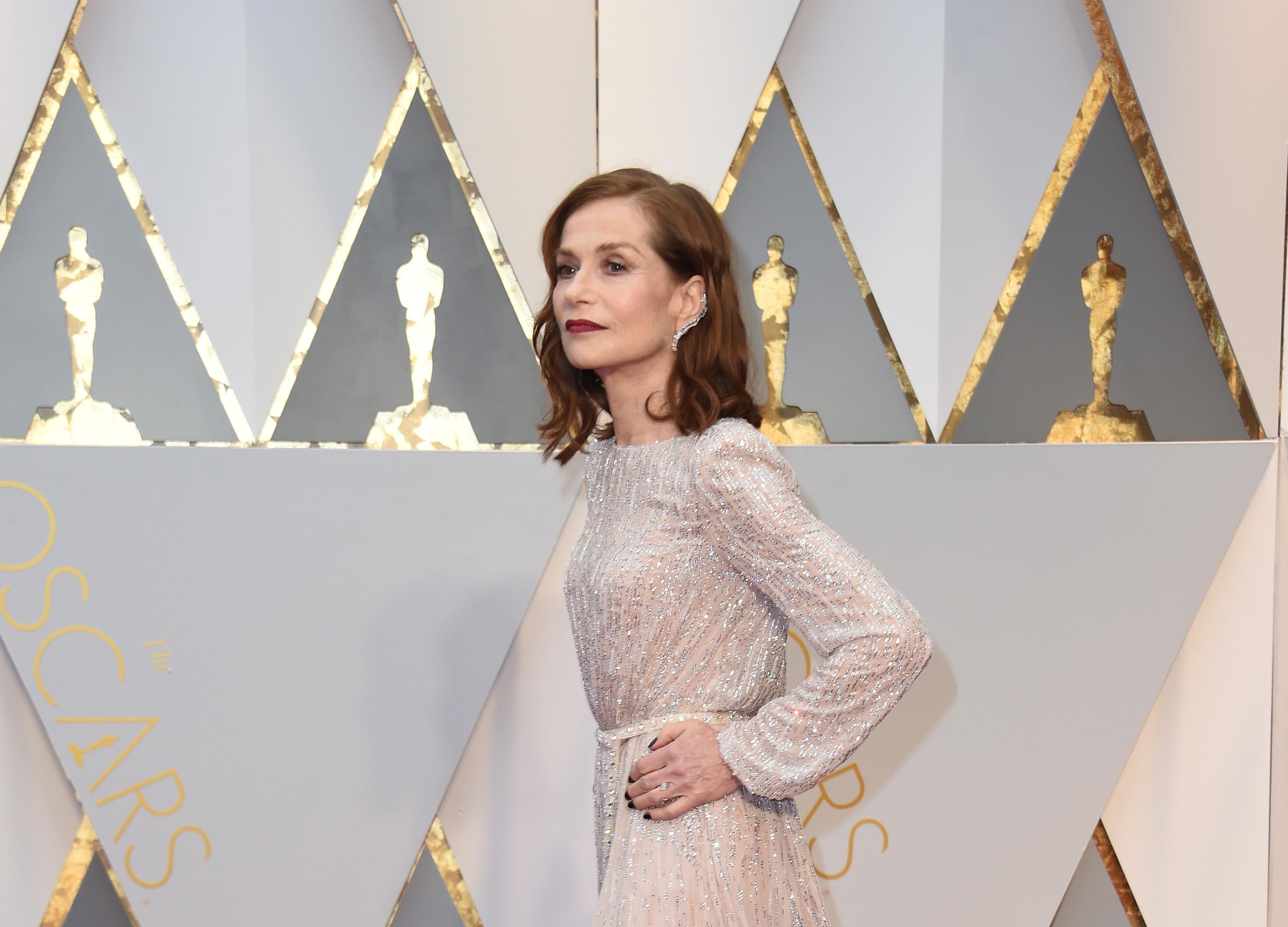 Isabelle Huppert, candidata per la sua interpretazione in 'Elle' sul red carpet degli Oscar con un abito di Armani Privé (Afp)