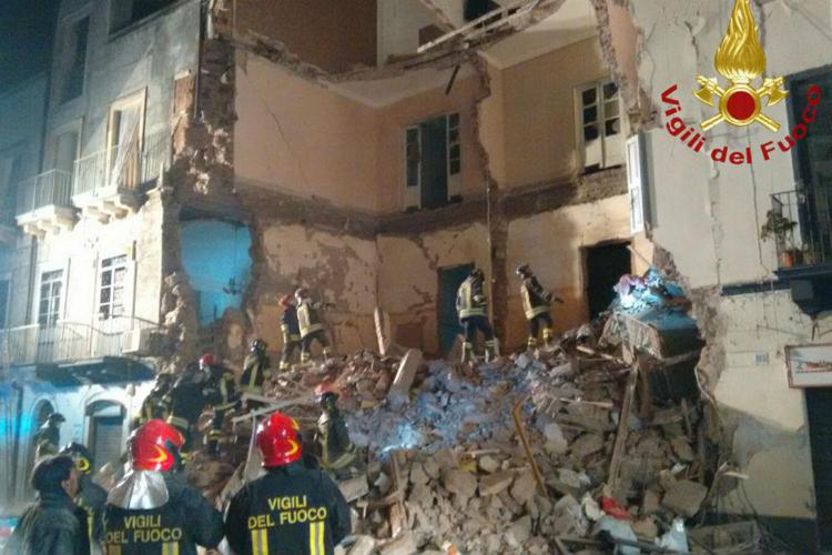 Palazzina crollata a Catania, ancora grave la bimba ferita