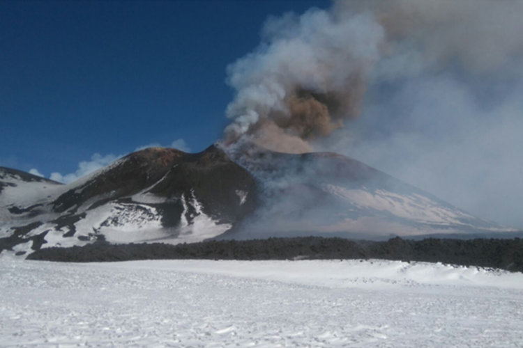 L'Etna ritorna a eruttare (Foto ufficio stampa INGV) 