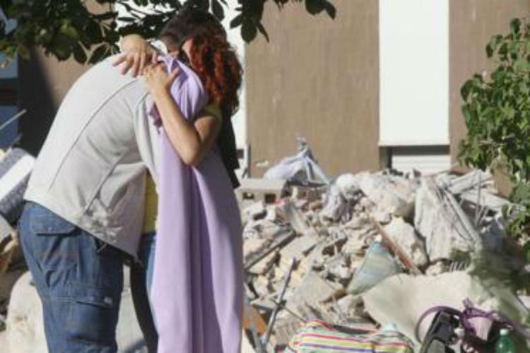 L'abbraccio tra due ragazzi, terremoto Amatrice in provincia di Rieti (Fotogramma) 