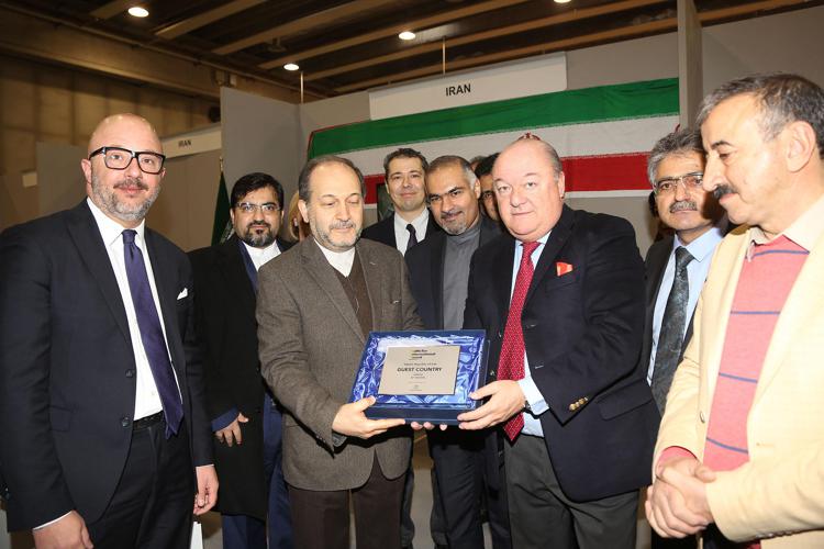 Nella foto Vittorio Di Dio, direttore delle Relazioni Esterne di Veronafiere, consegna il Premio al Console Generale della Repubblica Islamica dell’Iran, Amir Masud Miri(Foto Veronafiere-ENNEVI)