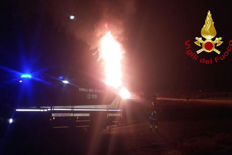 Inferno di fuoco a Grosseto, in fiamme stazione gas metano