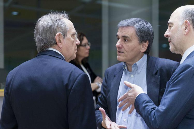 Padoan con il ministro greco  Tsakalotos e (a destra) il ministro Ue agli Affari economici Moscovici (Fotogramma) - FOTOGRAMMA