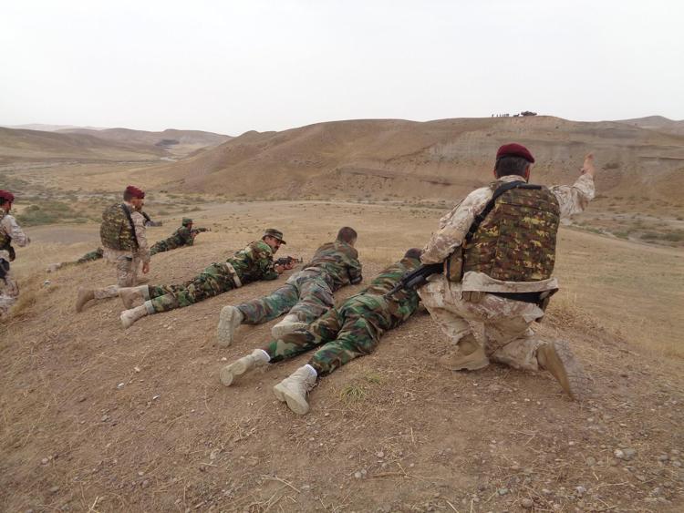 (Militari italiani addestrano Peshmerga curdi)