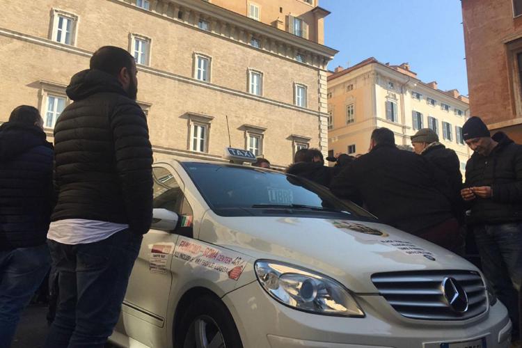 Tassisti in rivolta davanti Palazzo Madama, a Roma (foto AdnKronos)