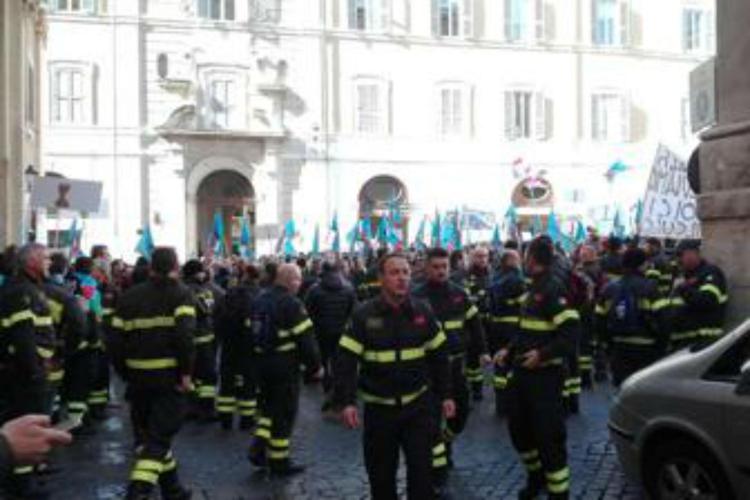 Vigili del Fuoco protesta davanti  Montecitorio