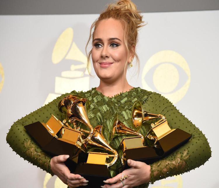 Adele in posa con i suoi 5 Gramofoni d'oro (Foto Afp) - AFP