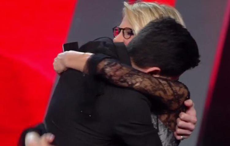 Maria De Filippi abbraccia Lele sul palco di Sanremo, dopo la vittoria 