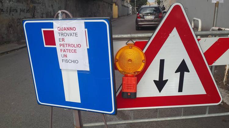 Roma, cartello davanti cantiere in zona Appio   - (Facebook Carlo Valeri)
