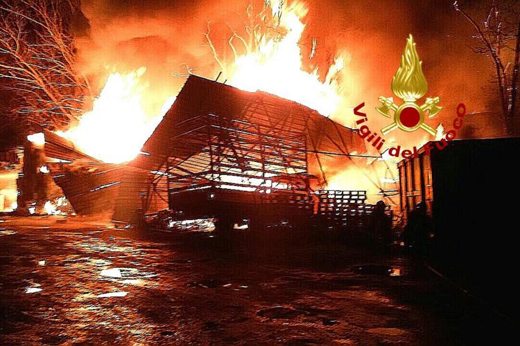 Incendio in un deposito sull'Ostiense, le fiamme devastano camion e auto