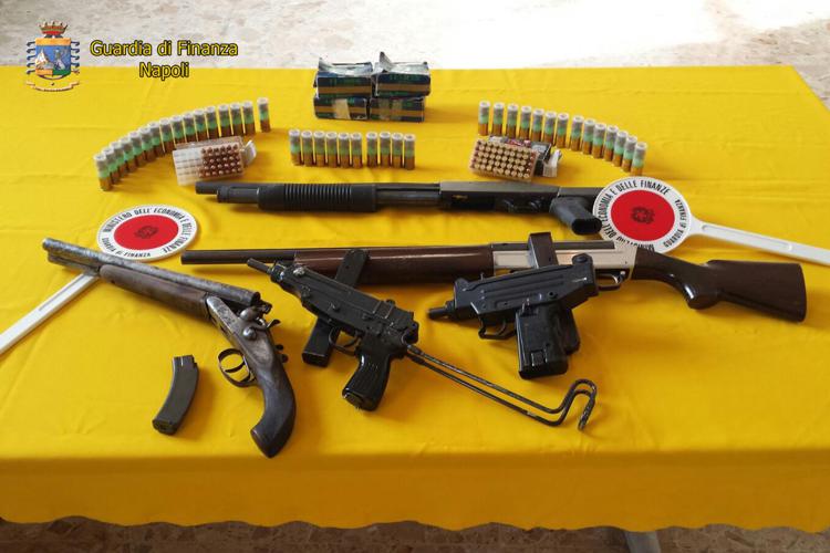 Tre fucili a canne mozze, due mitragliette e un Uzi: scoperto deposito armi della camorra