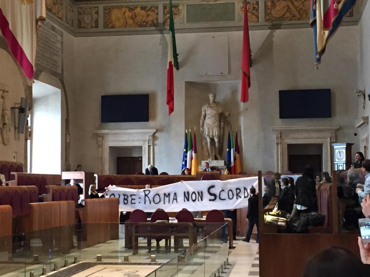 Foibe, striscione in Campidoglio 'Roma non scorda': espulsi consiglieri FdI