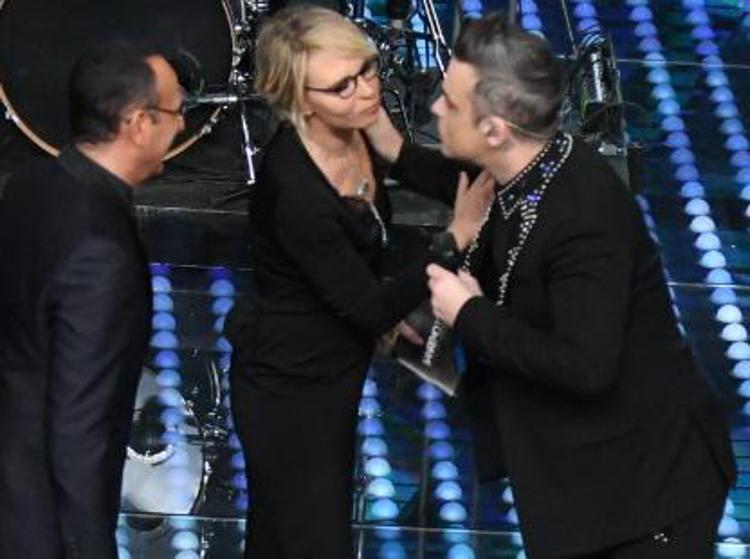 Carlo Conti, Maria De Filippi e Robbie Williams sul palco dell'Ariston (foto AdnKronos/Cristiano Camera)