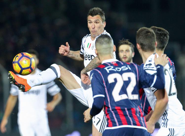 L'attaccante croato della Juventus Mario Mandzukic contro il Crotone  - AFP