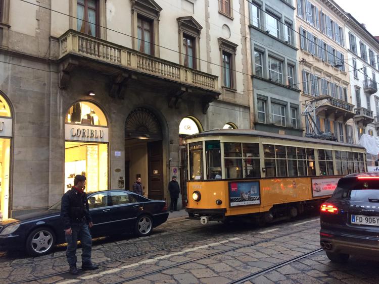 Milano: auto parcheggiata su rotaie tram, ripresa circolazione