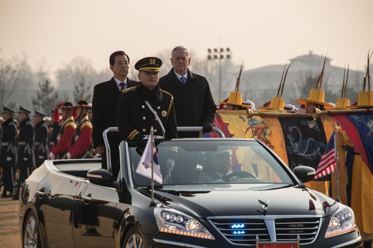 Il nuovo segretario alla Difesa americano, James Mattis con  Han Min-Koo (AFP PHOTO) - (AFP PHOTO)