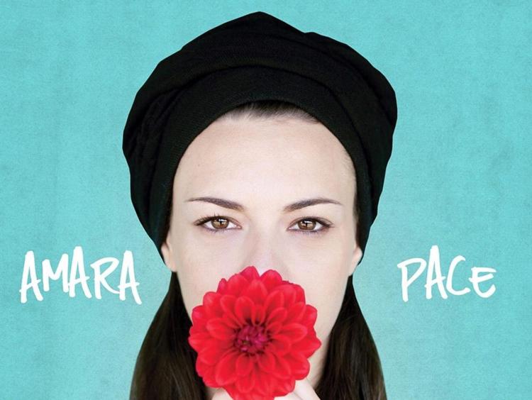 Amara sulla cover dell'album 'Pace'