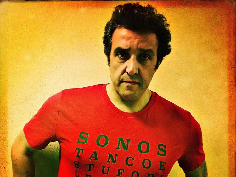 Flavio Insinna che indossa una maglietta della campagna di 'Riparte il futuro' contro la corruzione  